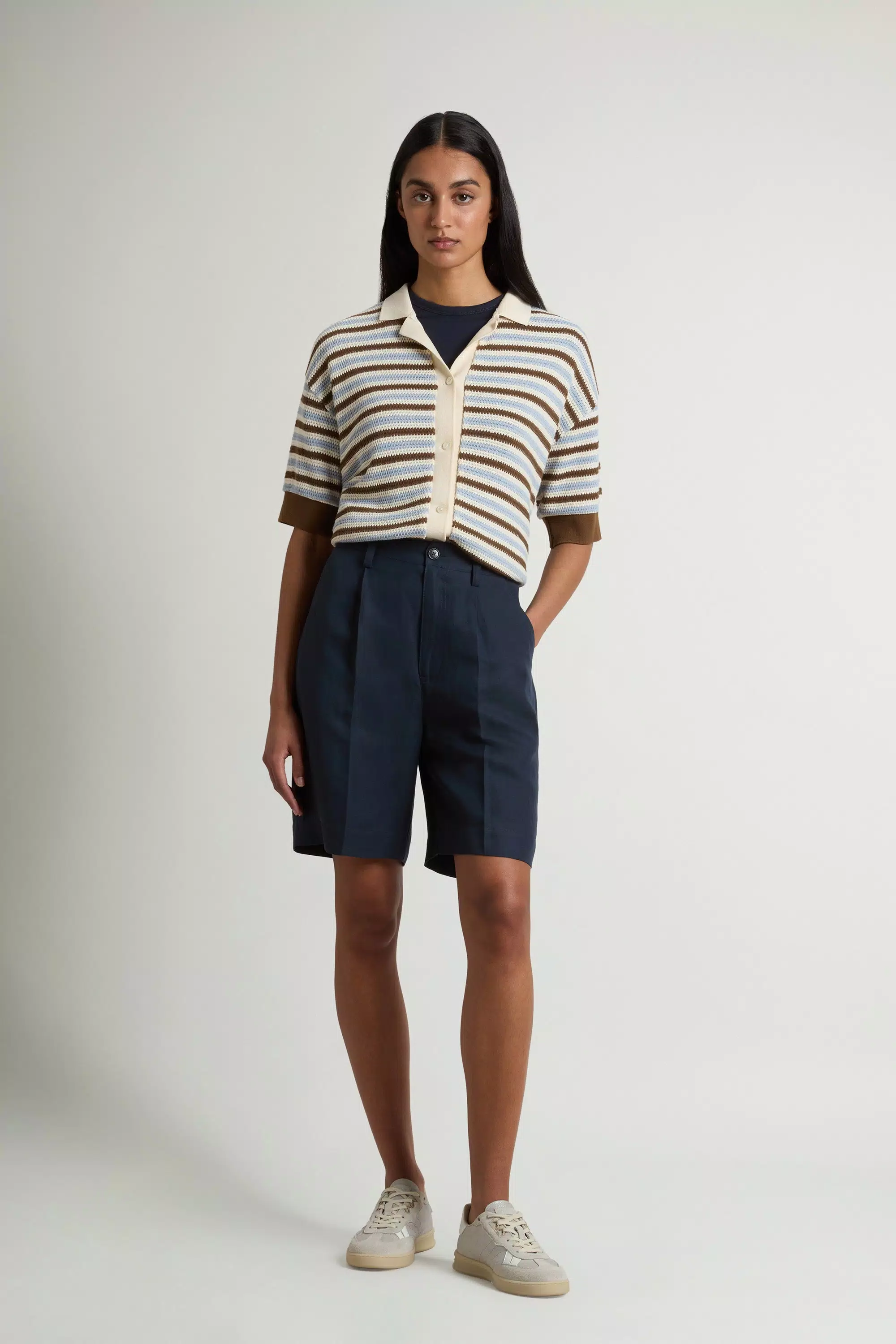 Shorts in Linen Blend with Darts - Melton Blue